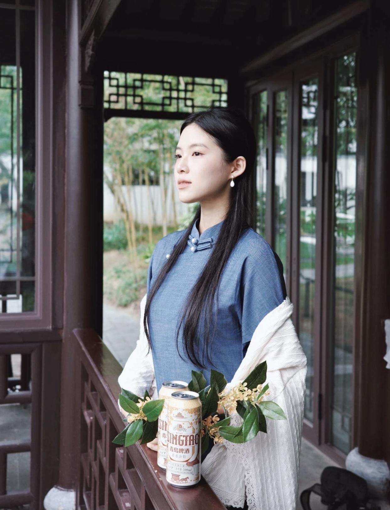 静谧时光，花影摇曳，少女倚窗，岁月静好。窗边静谧写真窗前花影