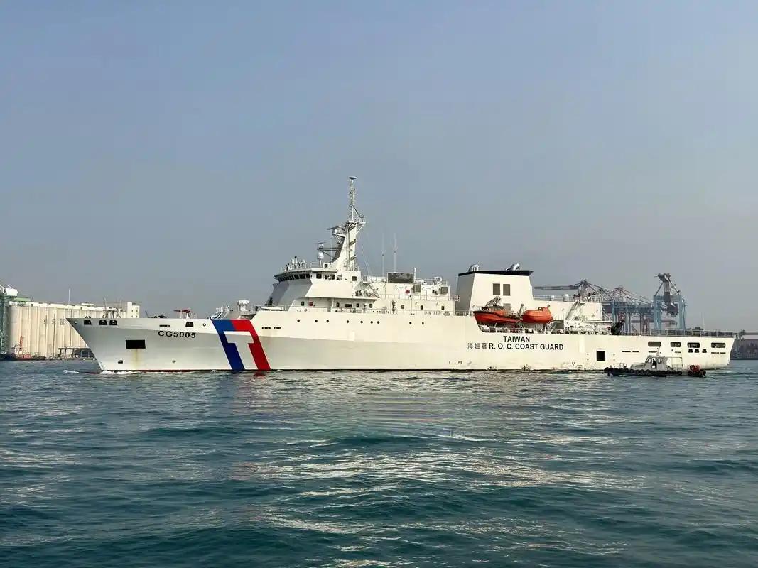 *台“海巡署”，这回是真急了，7月4日上午，秀山舰、崇明舰两艘海警大船，跑到花莲