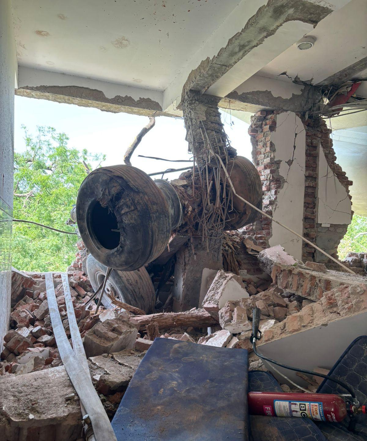这也是不幸中的万幸了，据印度媒体的报道，印度航空AI171航班坠毁的地点是艾哈迈