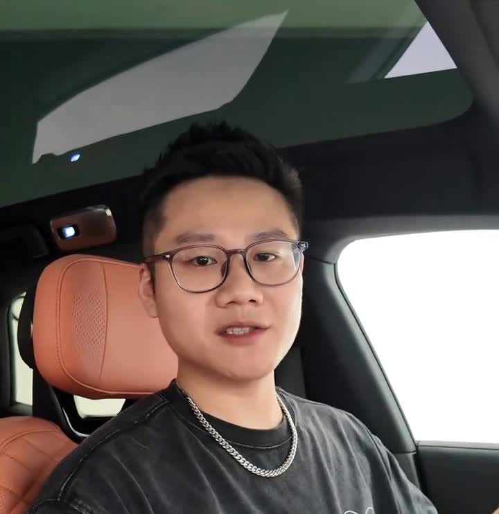 兄弟们，我此刻已经在领克10emp的实车内了，今天就沉浸式的体验一下领克10em