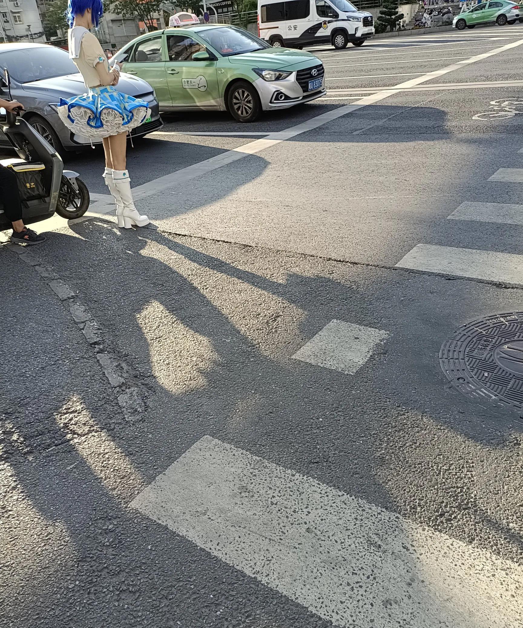 出门买菜回来的时候看到的，穿成这样真的好看吗？