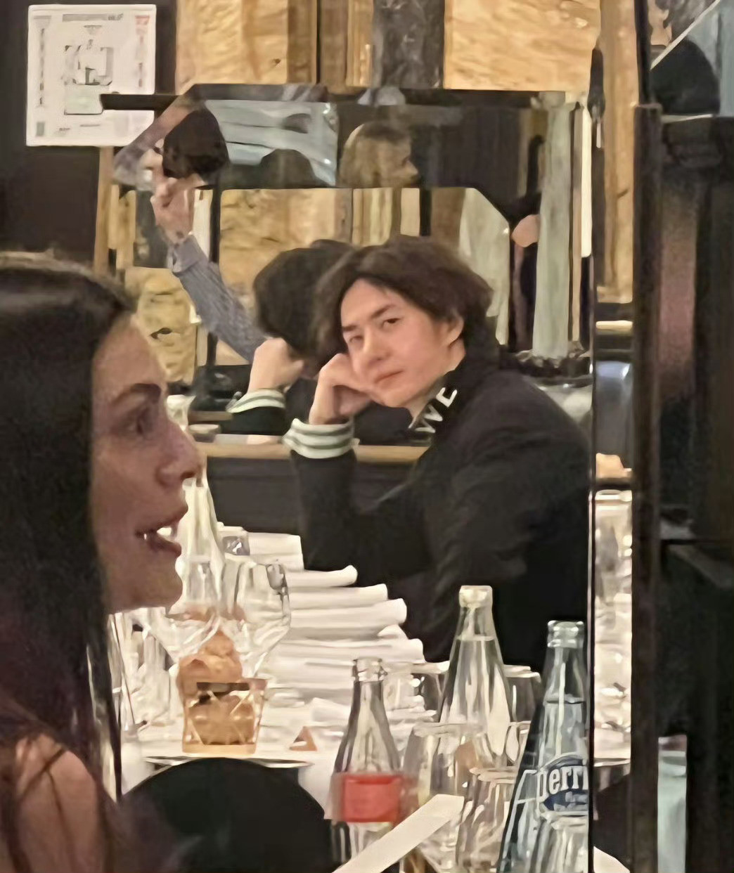 王一博老钱有网友在巴黎偶遇王一博参加罗意威晚宴了！现场人挤人，王一博松弛感直