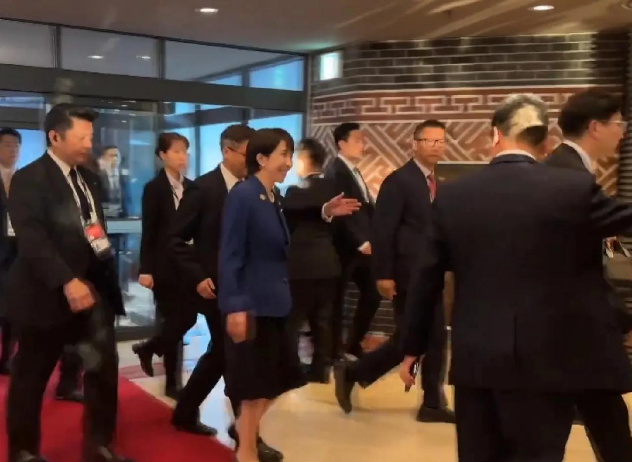 机会总要去争取，功夫不负有心人，终于见到了，总算没白来！看来，之前和他人寒暄，