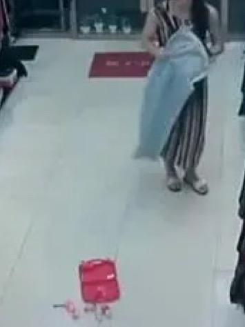 炸裂！女子为299元衣服当众下跪，这一幕太扎心！刷到个让人浑身难受的画面，一