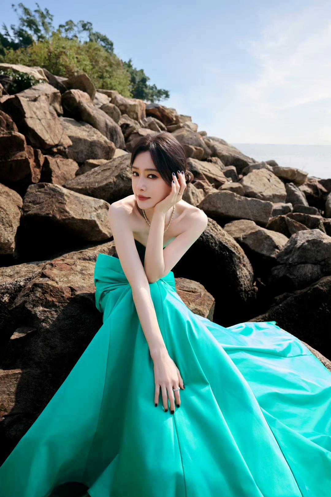 《亦舞之城》谭思婷扮演者秦岚海边照，一眼看去还以为看到了美人鱼宝宝呢，天降美神，