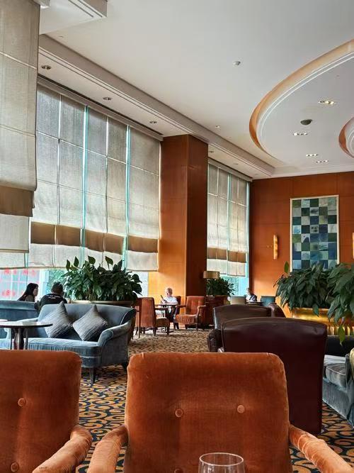 上海，一网友带六旬母亲，花上万元入住一家高档酒店，谁知，经理竟自顾自坐在待客沙发