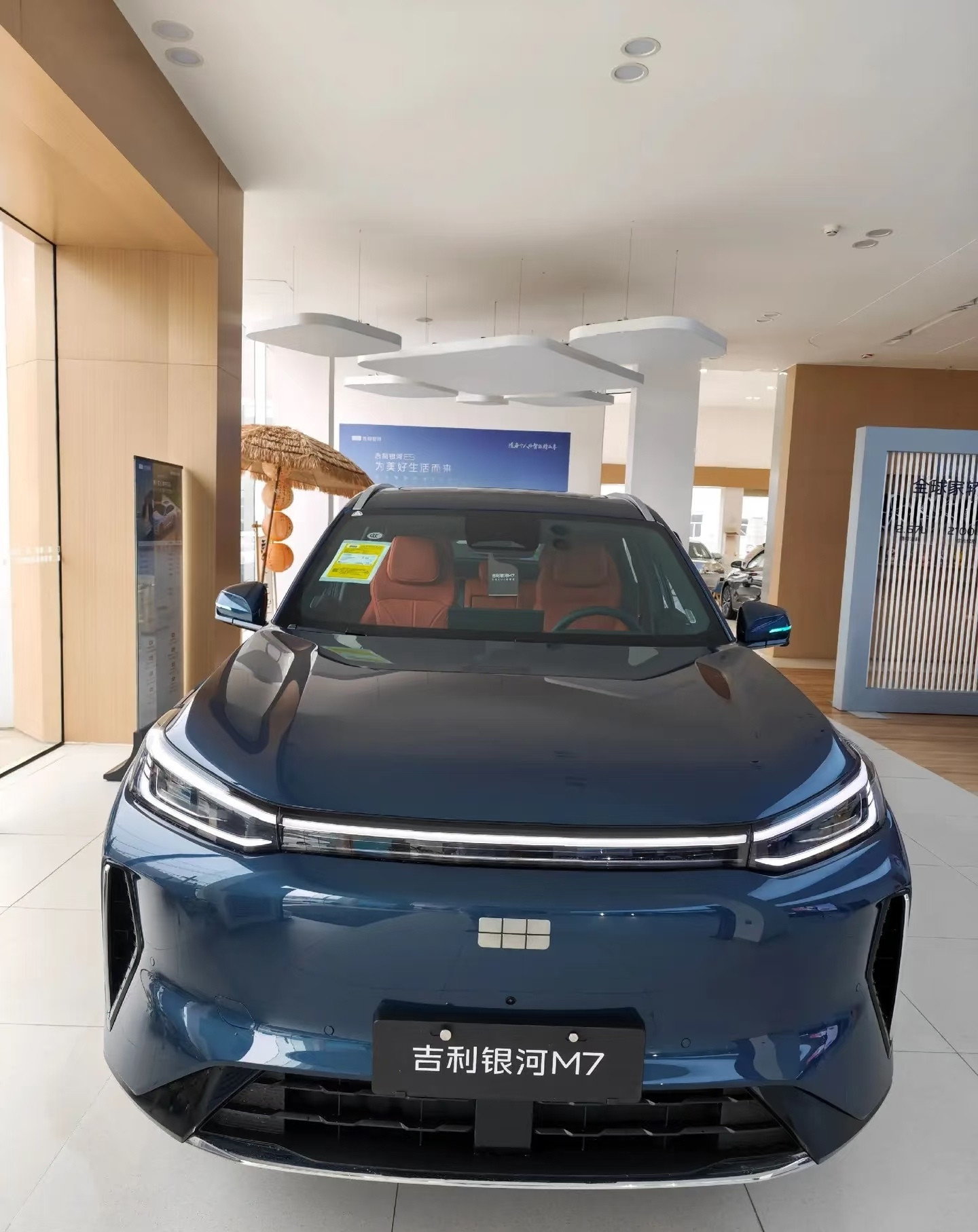 现在吉利银河M7很多地方都有展车了，确实漂亮，个人感觉车头部分有点像吉利银河M9
