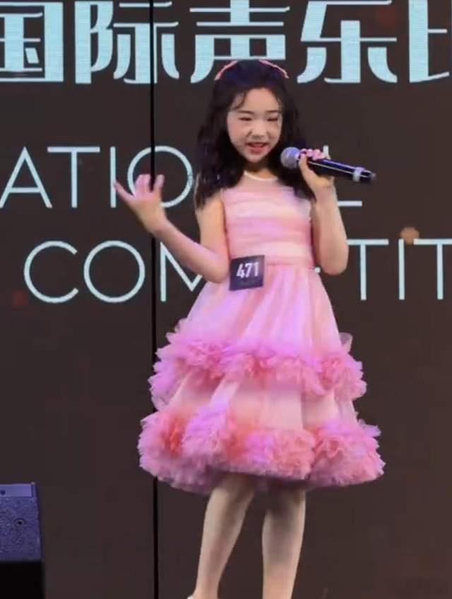 董璇与前夫为小酒窝庆生离婚多年体面共处，董璇用心筹备女儿小酒窝十岁生辰，提前包场