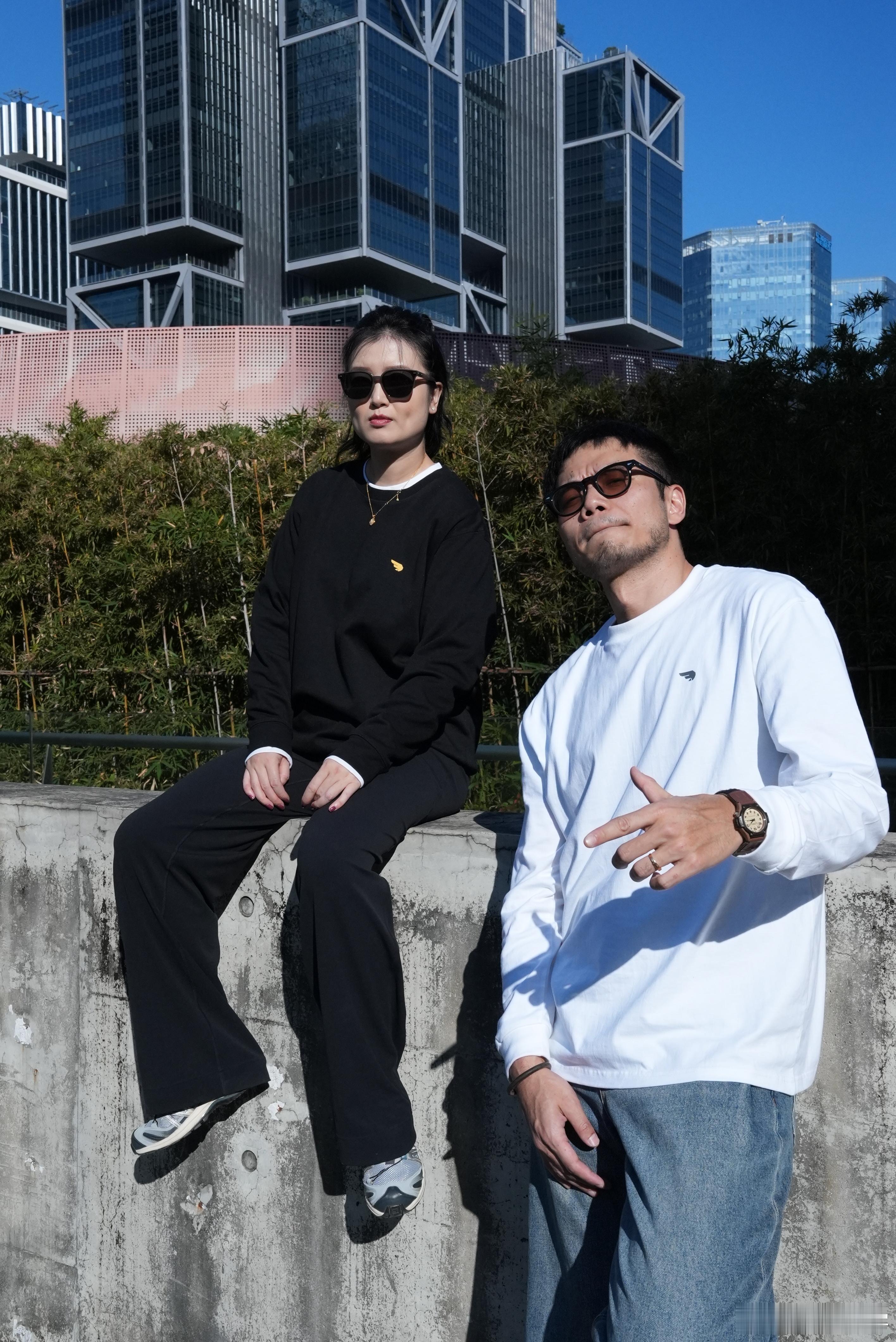 来买衣服哥们穿白色，是不是还可以电车同学随便聊