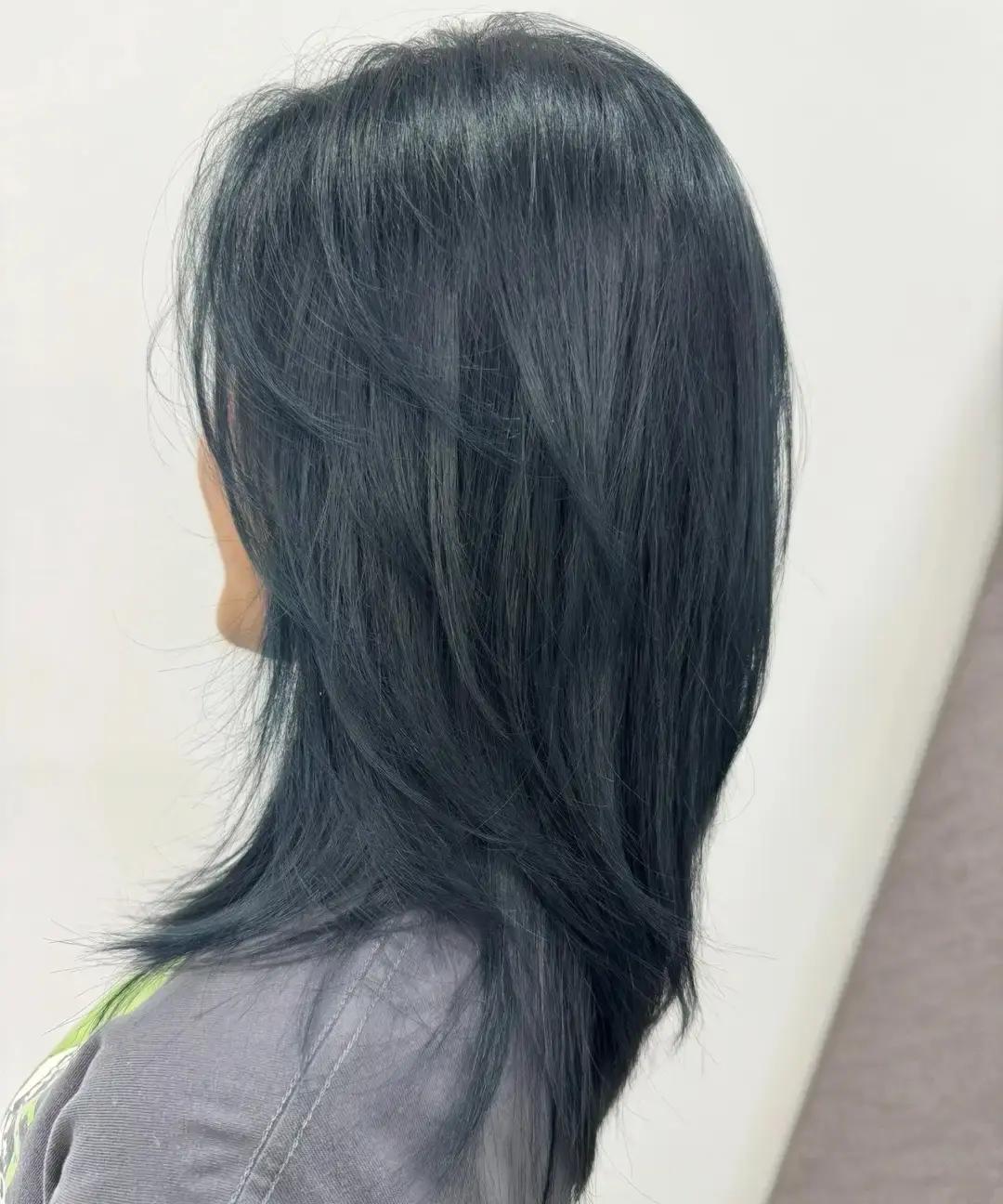 头发一白，简历先老十岁。理发师一句“爸妈染完就找到零工”听着像段子，却是现