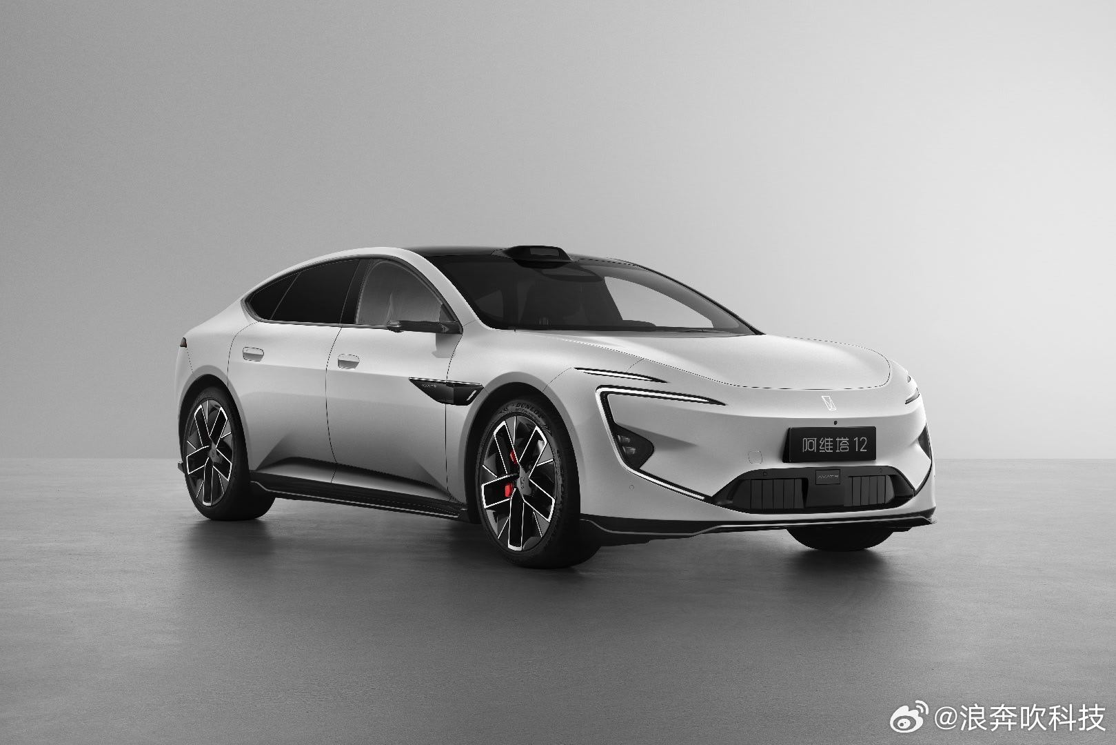 华为技术发布会之后，阿维塔曝光了新款阿维塔12将于3月20日预售，将会首批交付8