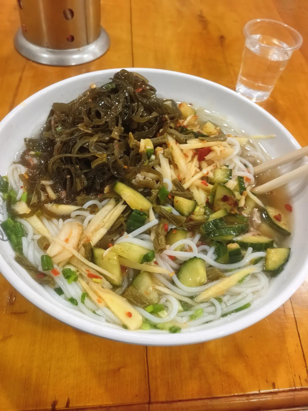 唉，4块钱的一碗米粉，配菜还随你自己加。趁人不注意，多夹了一夹海带。总觉得有点