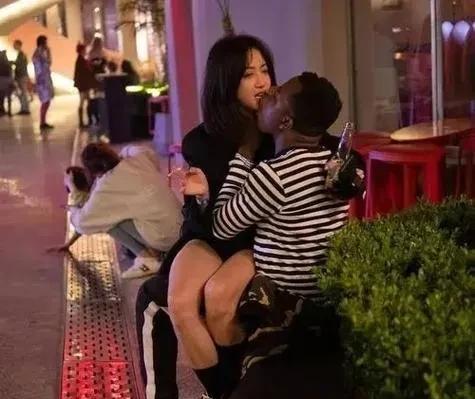 表面上是学伴，背地里是陪伴，严重点沦为三陪。难怪女生跑路，家长拉黑，既然学校不改
