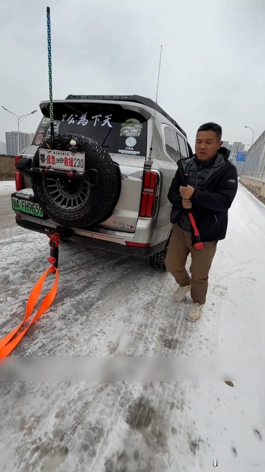 魏建军着实是个明白人。冰雪路上，詹先生驾驶坦克500，施救同行车辆，给长城带来不