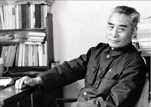 1948年，淮海战役胜利后，解放军战士路过一草垛，突然闻到股怪味。扒开草垛一看，