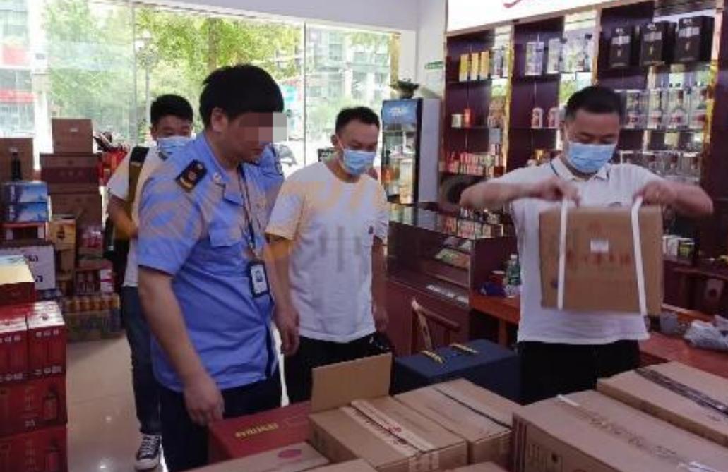 安徽，李某在电商平台两次低价买3箱剑南春白酒，经鉴定是假酒，他申请仅退款，商家只