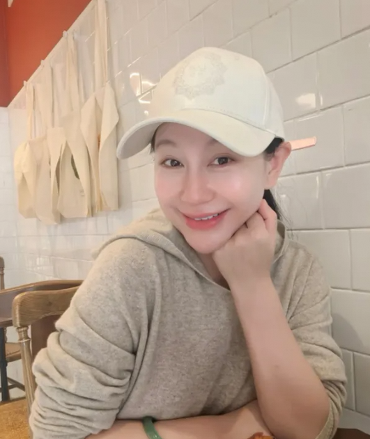 刘钧与知名设计师<em>兰玉</em>早已分手，53岁单身住别墅和猫相伴还爱下厨