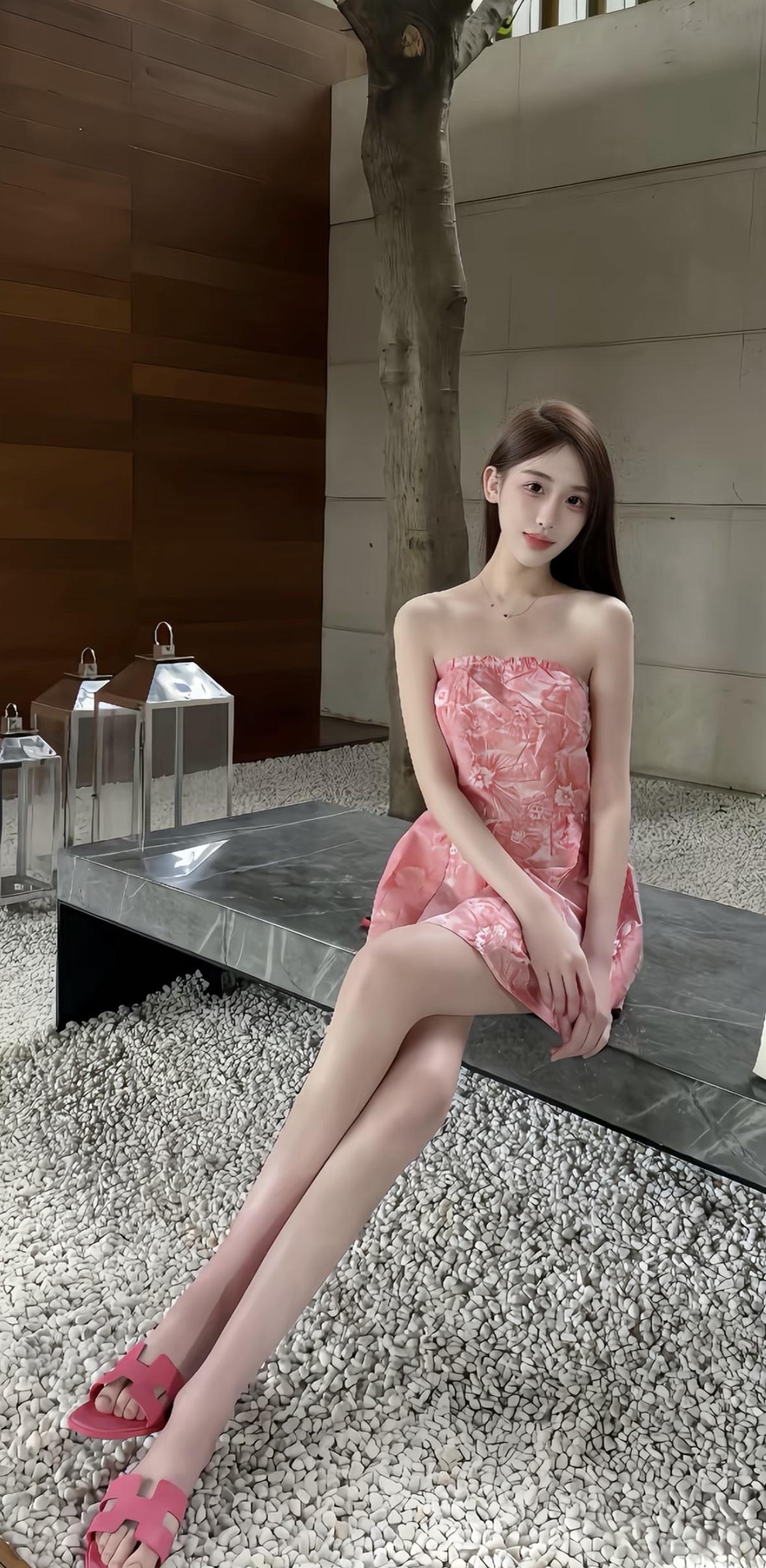 夏日穿搭指南：粉色连衣裙搭配米色手袋，轻松惬意