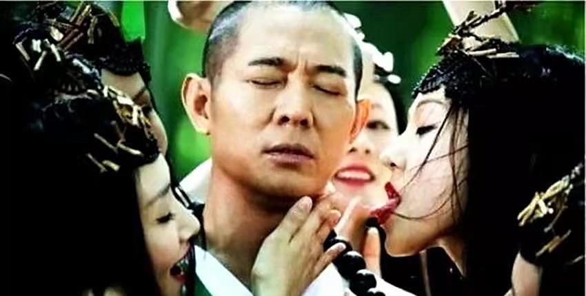 原来李连杰并不是在爱上利智后和黄秋燕离婚，而是早在少林寺大火后就想和黄秋燕分手，