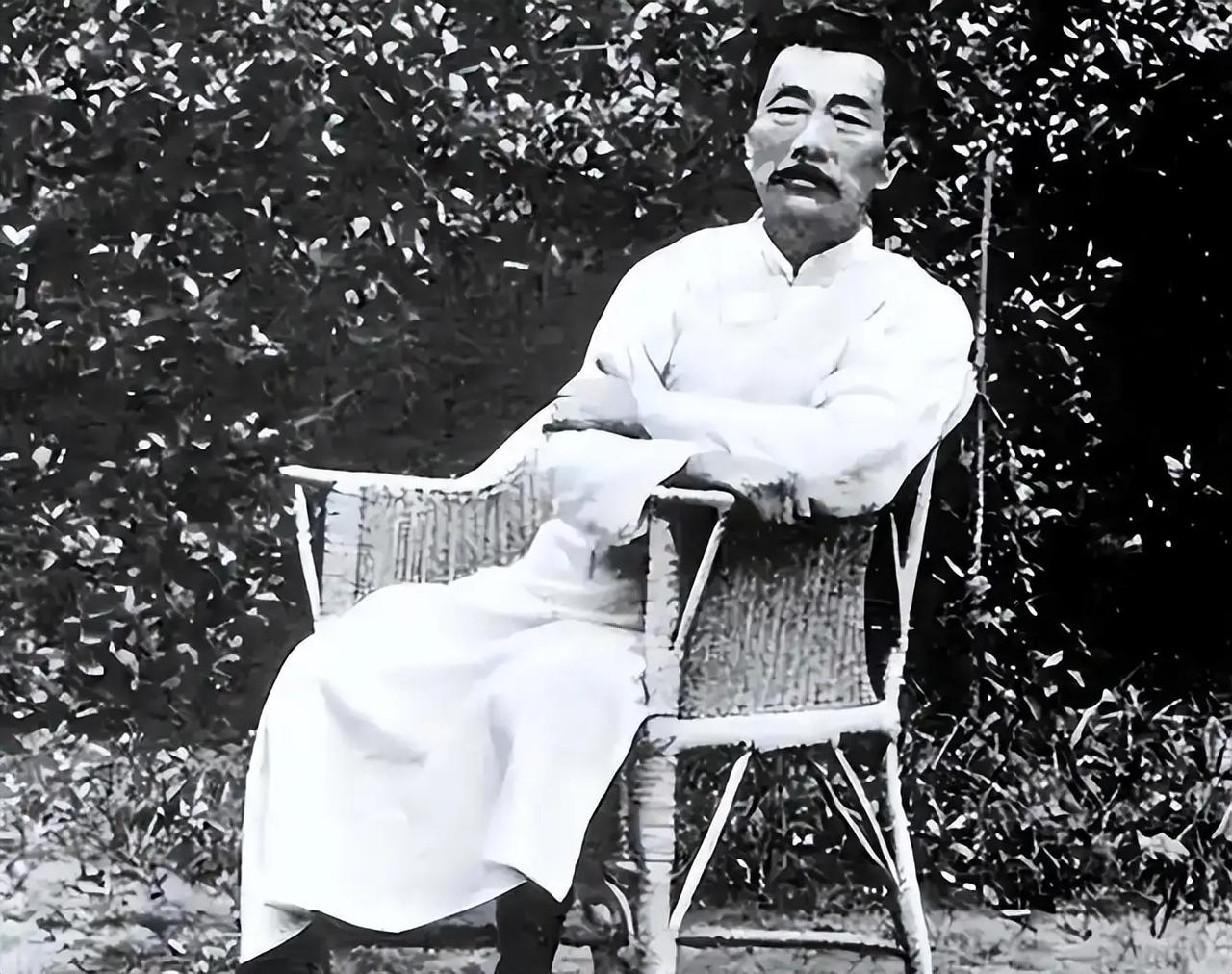真不知道鲁迅原来也是个官啊！任命状上写的教育部佥事。教科书里的鲁迅，横眉冷对
