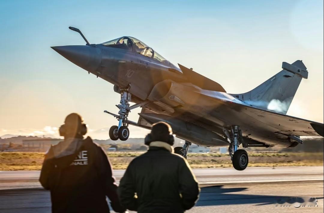 【军事摄影大片——阵风M舰载战斗机】一直以来西方国家除了装备一流的军事武器之外，