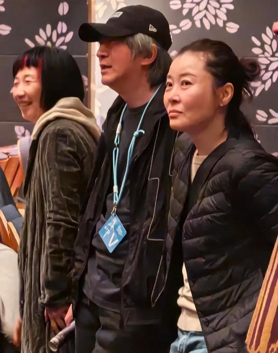 53岁柯蓝素颜近照引热议！不惧皱纹坦荡老去，这才是真女性魅力天花板！今天刷到