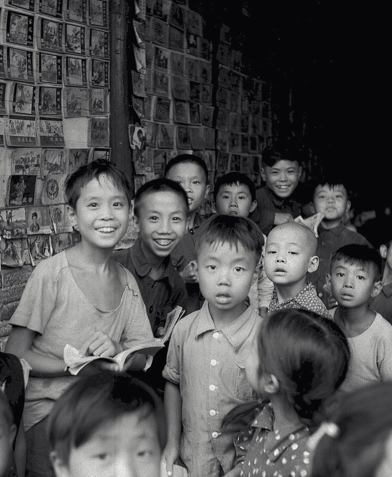 1959年，看连环画的小孩。