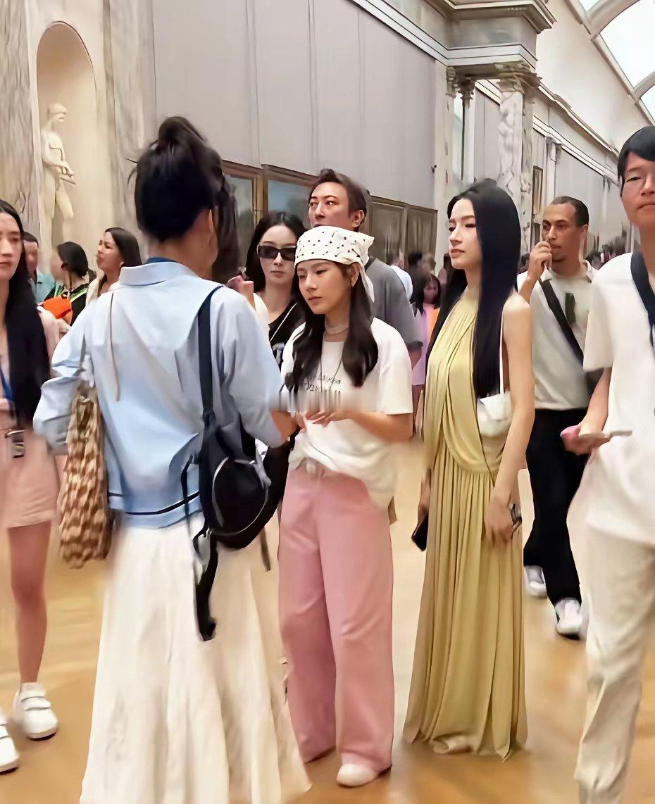 思聪女朋友在身边又把手搭旁边个子稍微矮一点的女孩子肩膀上一行人有说有笑的，他女朋