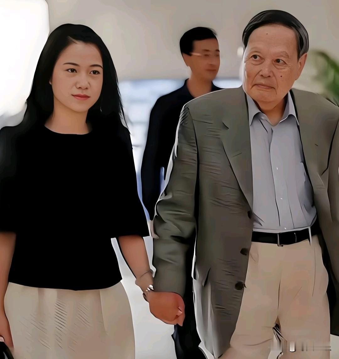 老爷子刚入土为安，大家竟然这样看待他的娇妻杨振宁，翁帆:终于自由了，有钱了