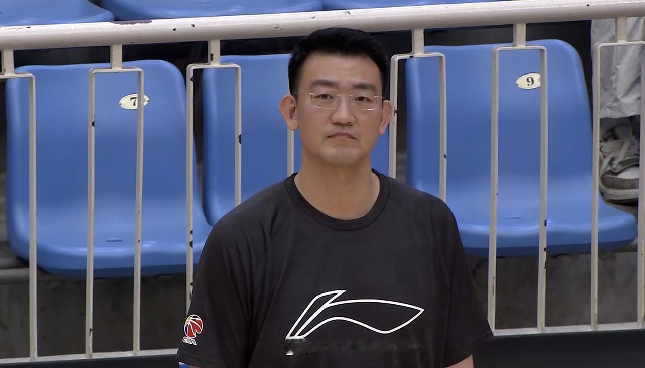 谁说广厦队要拆队了，这不好好的吗！今日打夏季联赛，王博指导亲自带队。内线球员除了