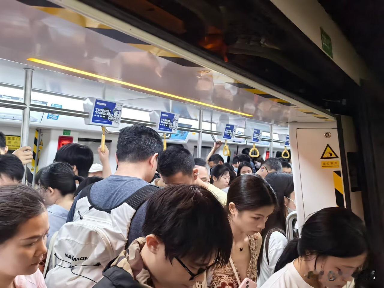 深圳早高峰地铁，一眼望去全是后生仔！都说广州地铁3号线恐怖，那是你没见识过深