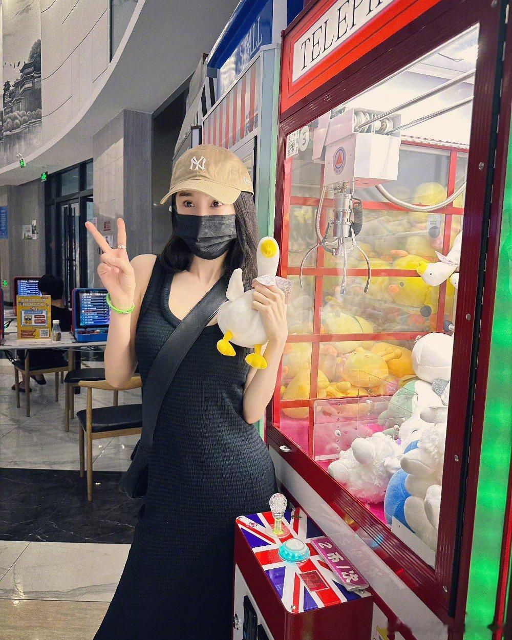 杨幂抓娃娃，杨幂生活里的小美好