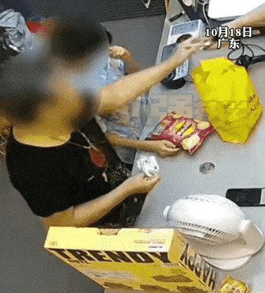 人心难测，这句话在这位大妈身上，体现得淋漓尽致。​‎͏ 在超市的收银台前，