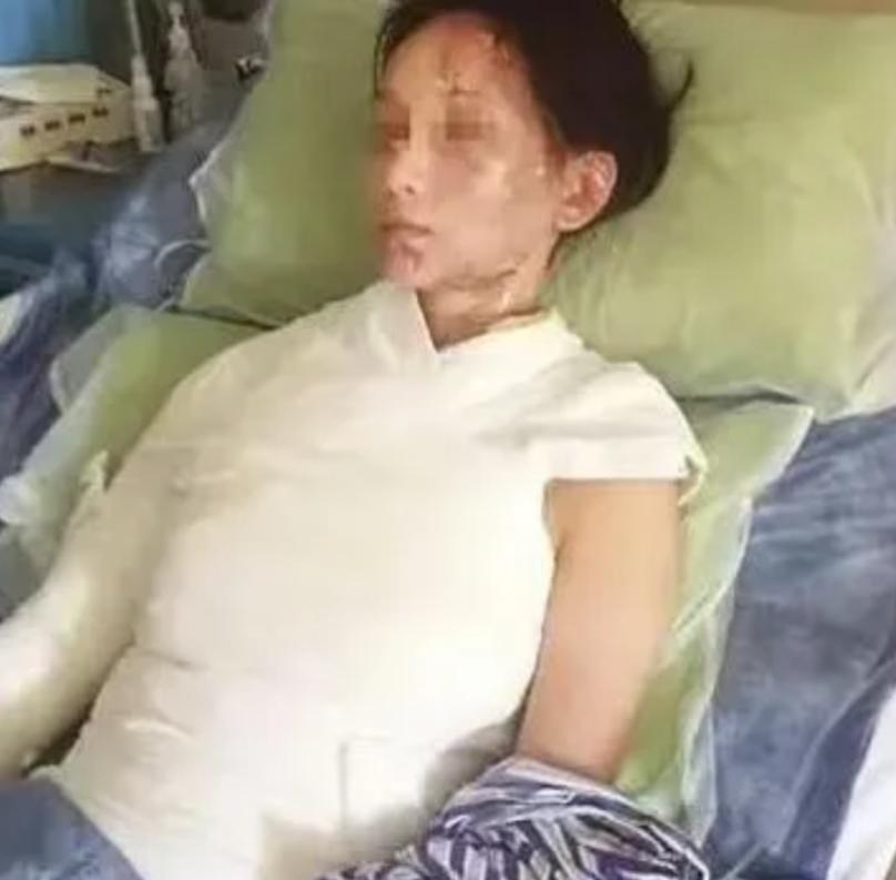 "这就是嘴欠的下场"！浙江一女子吃火锅时喊服务员加汤，可因为顾客多，服务员耽误了