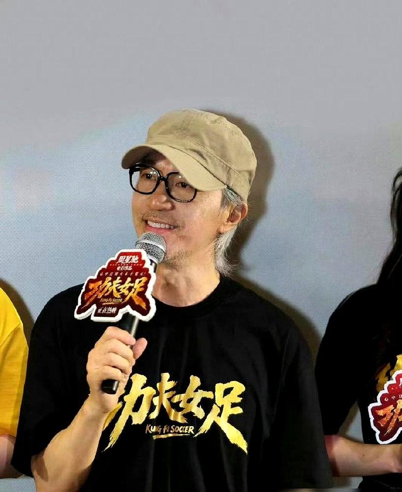 也难怪大家愿意一直信。周星驰《功夫足球》重映，票房破7亿，他没趁热拍续集，反