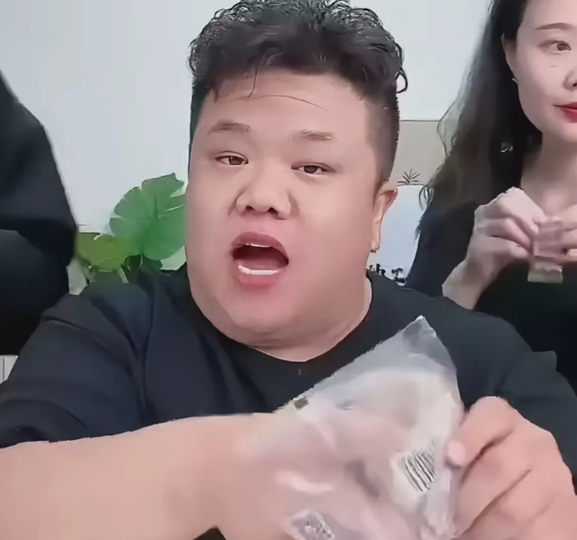 如果我是谢清栋我第一时间立马和谢清帅说暂时不要露脸了，卖货的事交给大哥