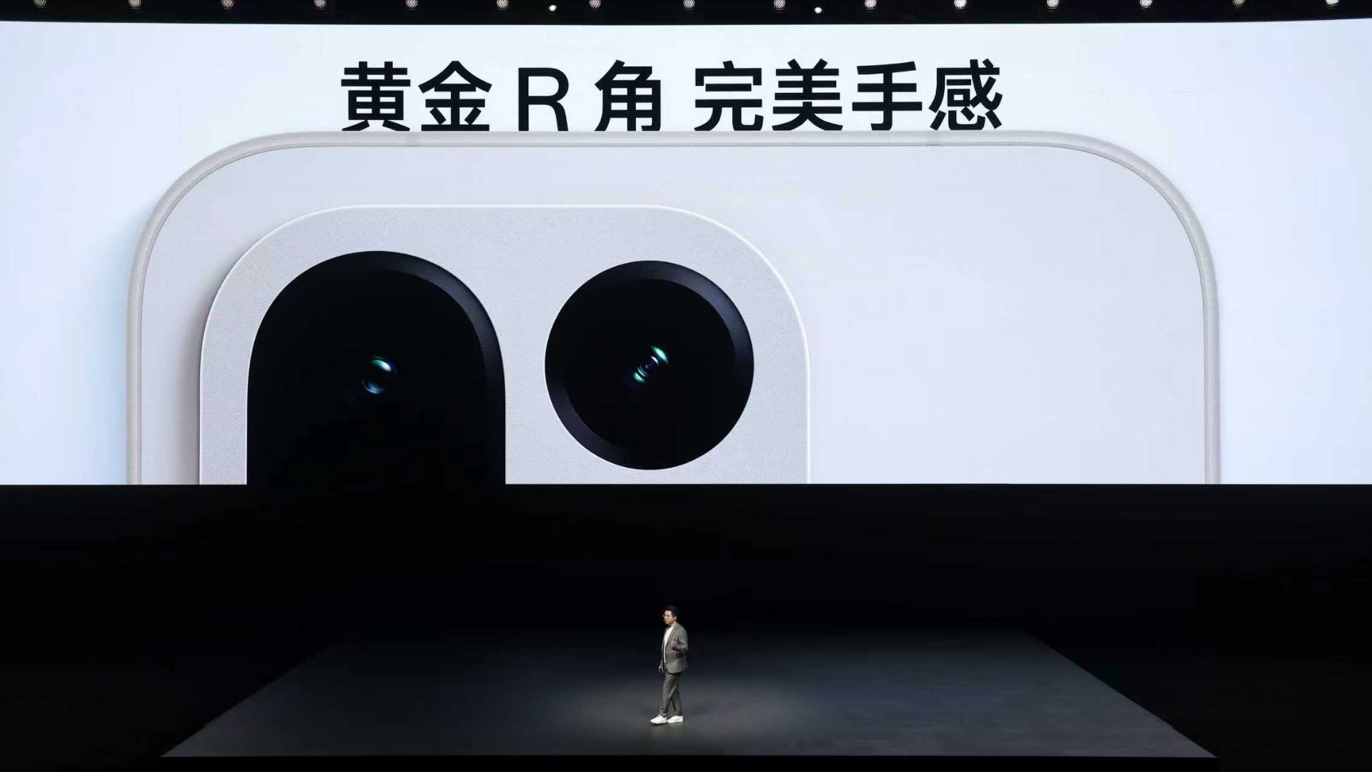 一加15共有：原色沙丘（厚8.18mm，重211g）、绝对黑（厚8.2