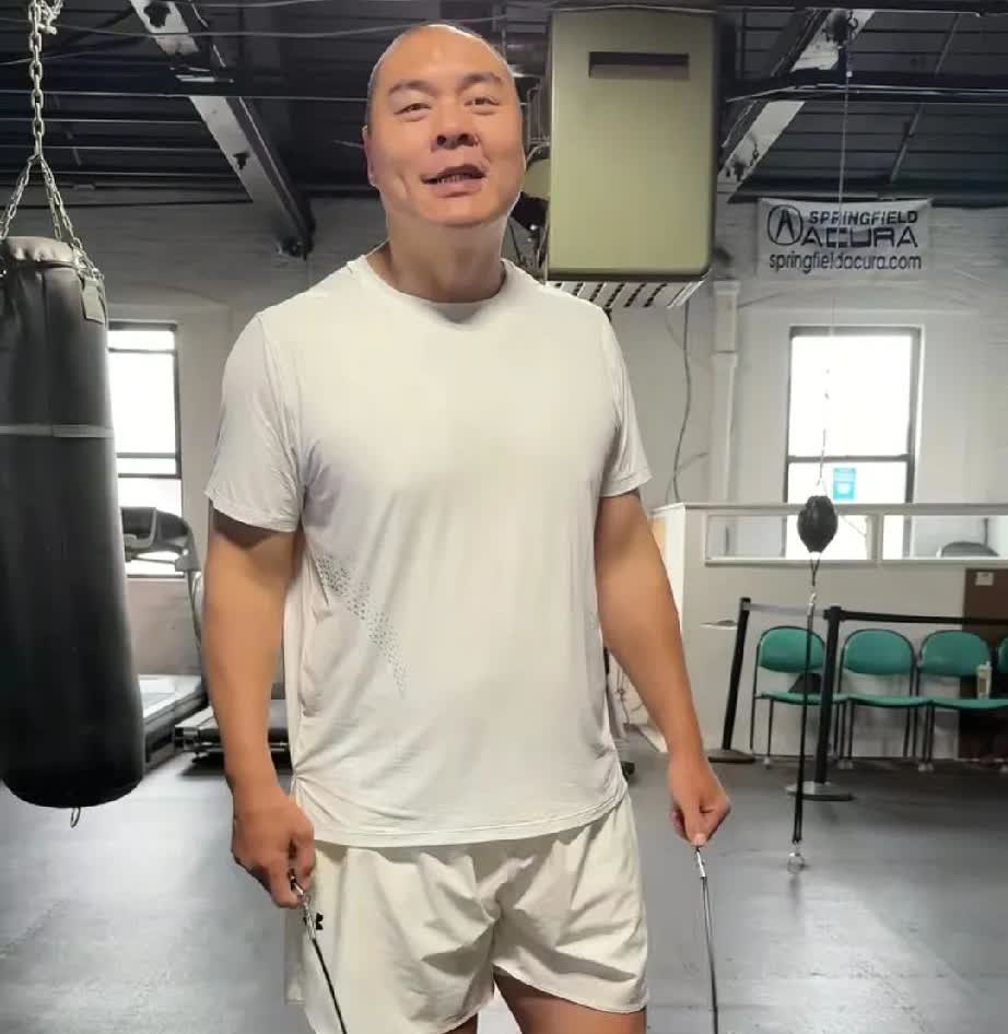 目前依然是拳王，对于拳迷来说，老张可能已经老了，但张志磊表示，手术后是他又一次黄