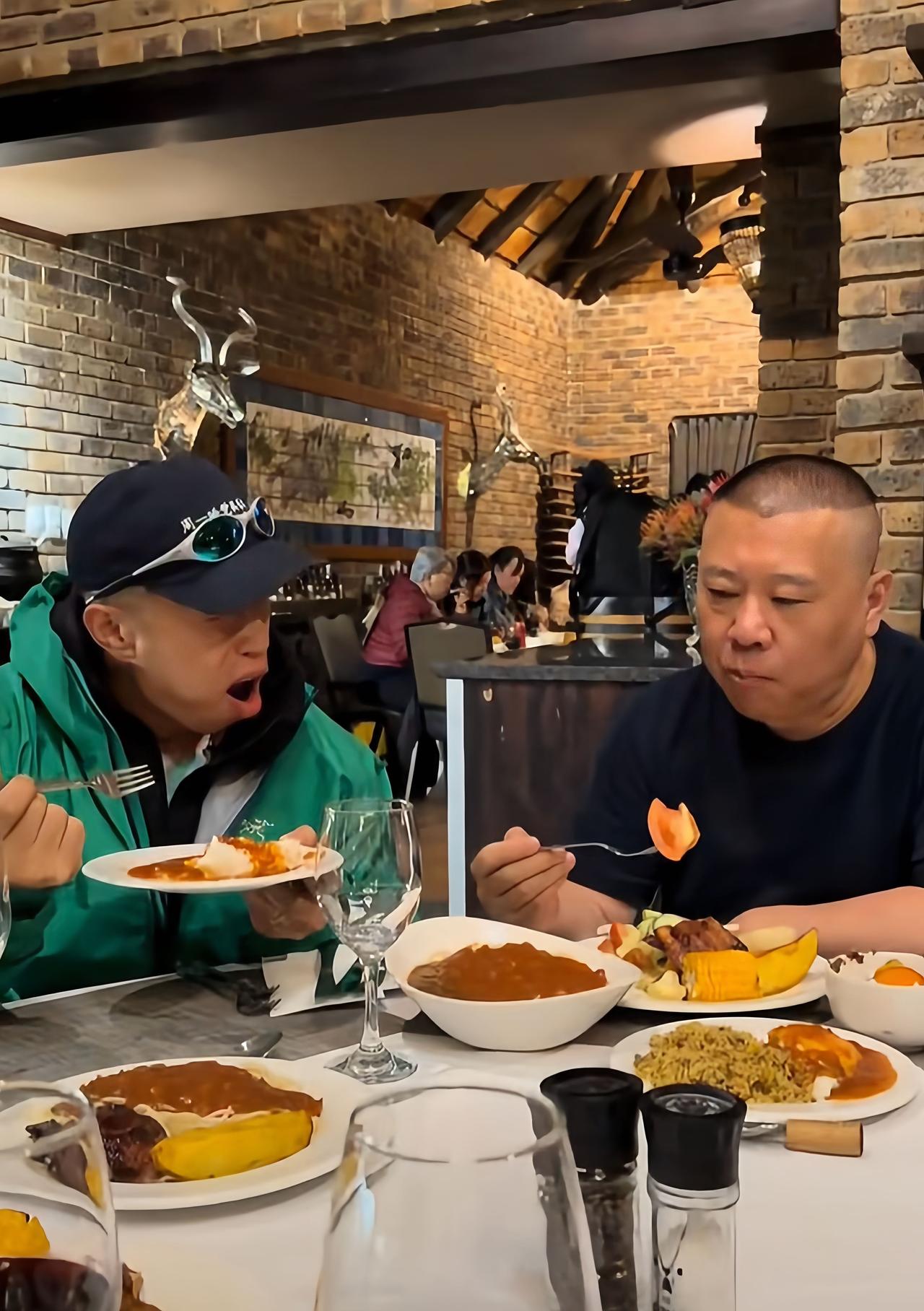 近日，郭德纲带着徒弟们在南非商演，他与爱徒烧饼品尝非洲美食恩希玛，烧饼一口下去，