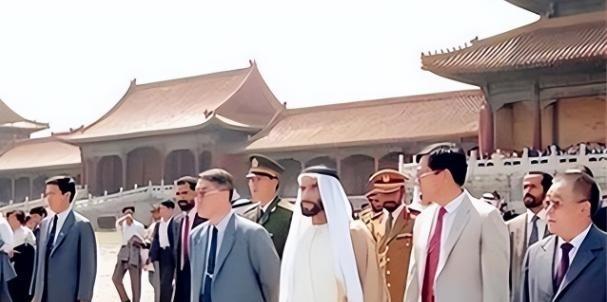 1990年，阿联酋总统搭乘专机访华，访问结束后发现自己儿子竟然沉迷于小卖部的新奇
