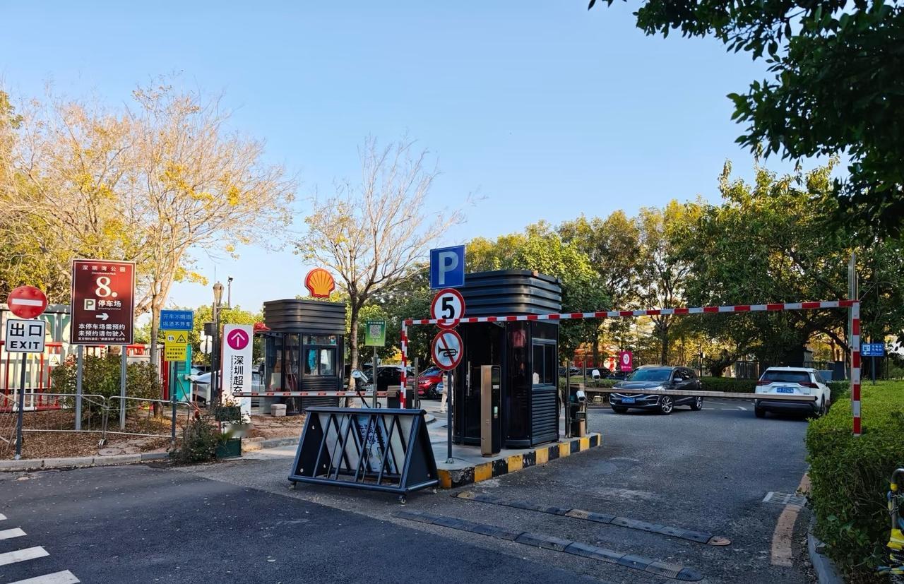 深圳湾公园这波操作也太飒了！连夜加班建起的房车栏杆，直接把房车占位的问题秒解决，