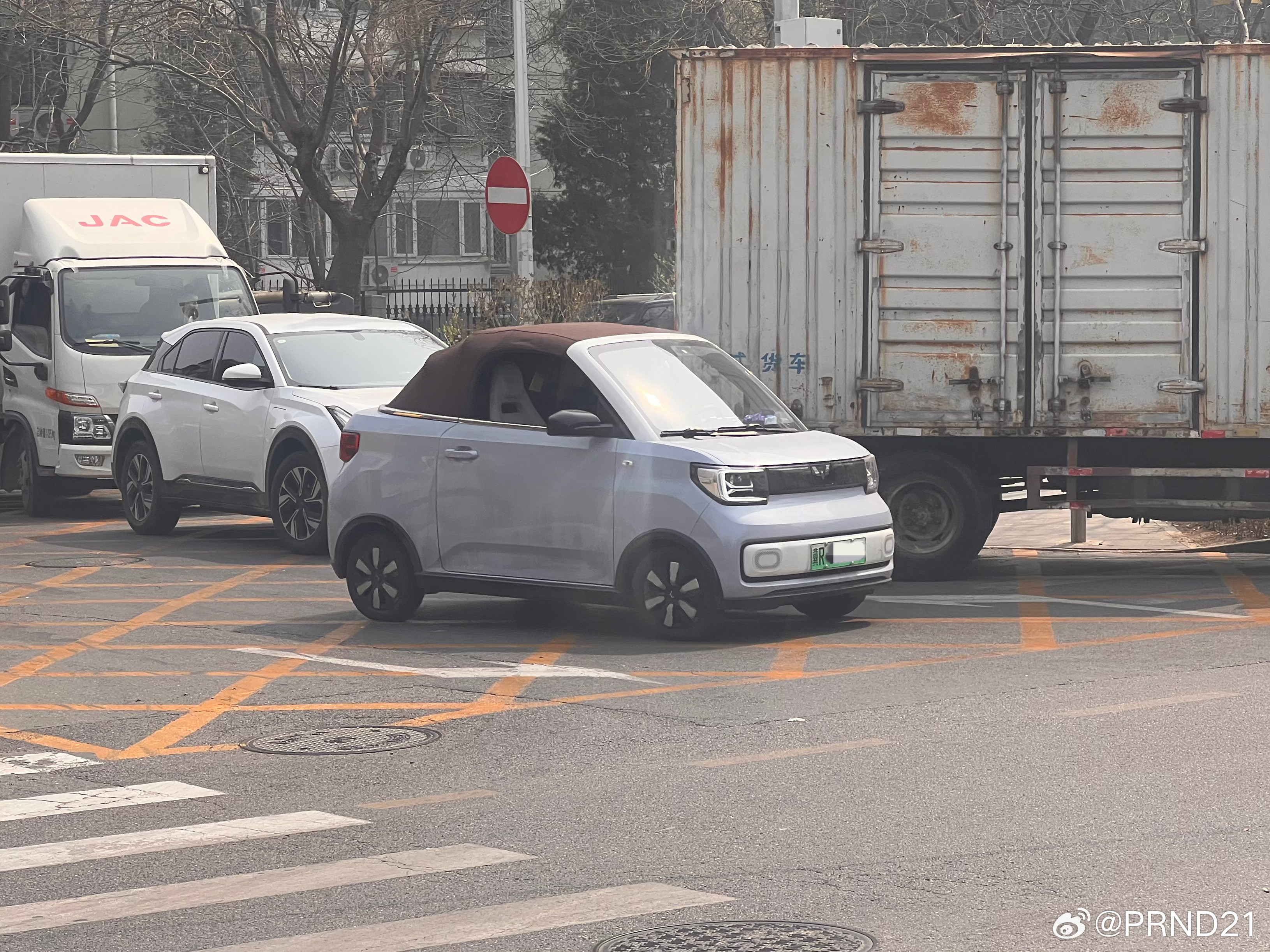 卧槽五菱的敞篷MINIEV！看样子还是个人用车！好可爱好可爱！之前只在景区见过短