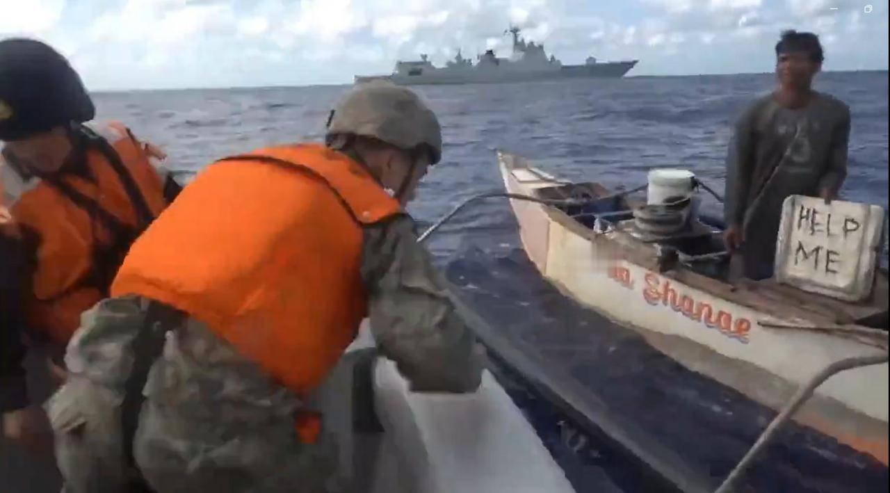 12月25日，海军052D型“合肥”号驱逐舰，在南海向一艘因发动机故障被困海上3