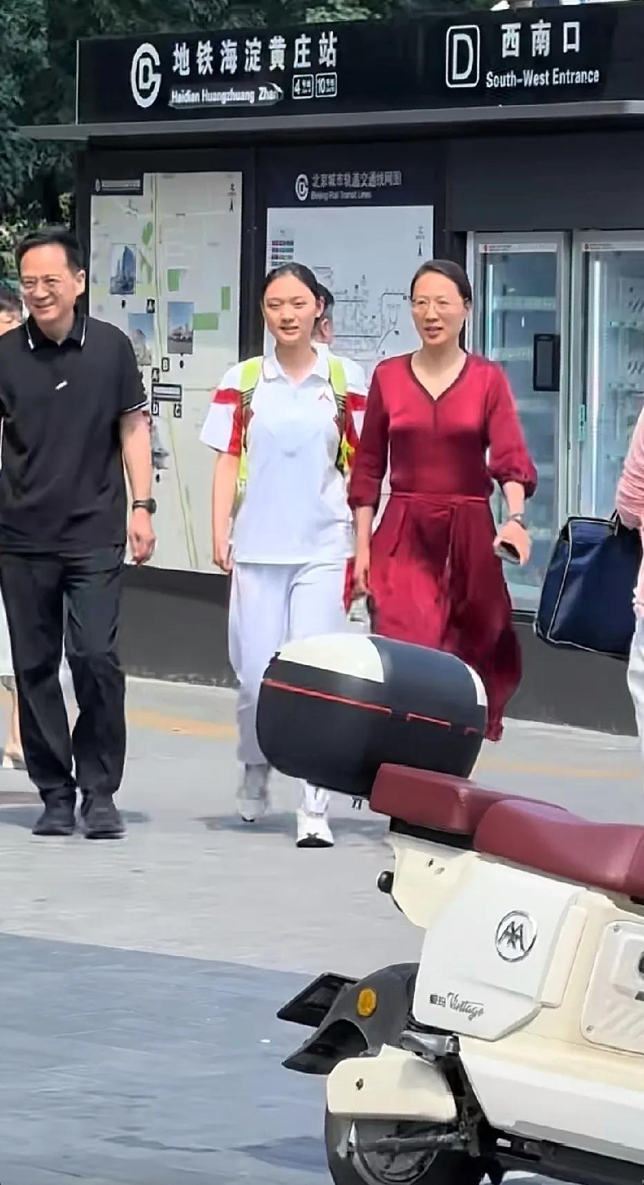 人大附中的孩子，个个看起来都充满自信啊，看到过好多个家长过来陪孩子，这一对父母，
