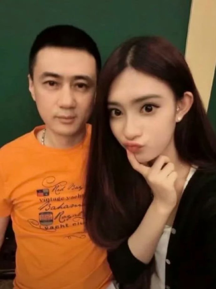 孟子义父亲好年轻好帅，怪不得能有一个貌美如花的女儿​​​