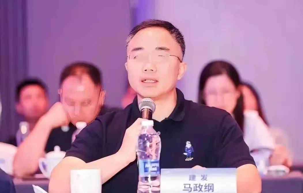 我能接受赵某峰动了手，也能接受郁某栋就在现场，但有一点我实在接受不了，就是把