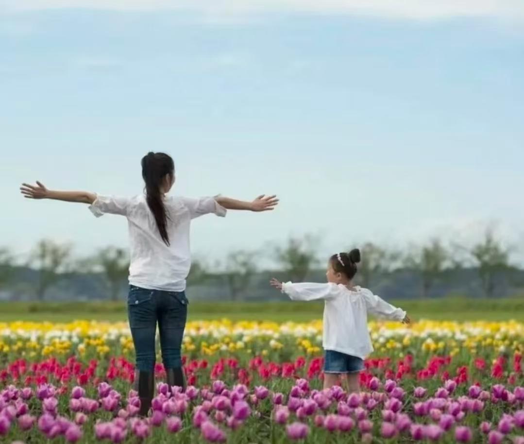 爸妈拼命爱我，我却越来越不想回家，这是怎么回事昨天收拾衣柜，翻出小学时的奖状