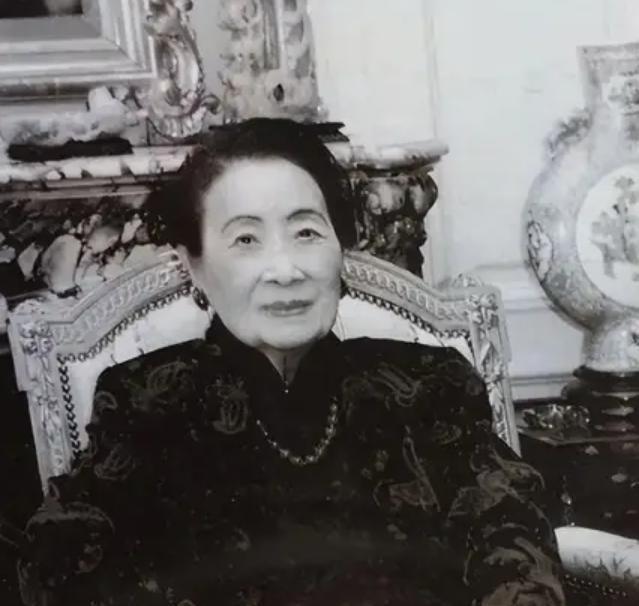 2003年，106岁的宋美龄在美国纽约逝世。她晚上逝世，第二天就被人从公寓里面用