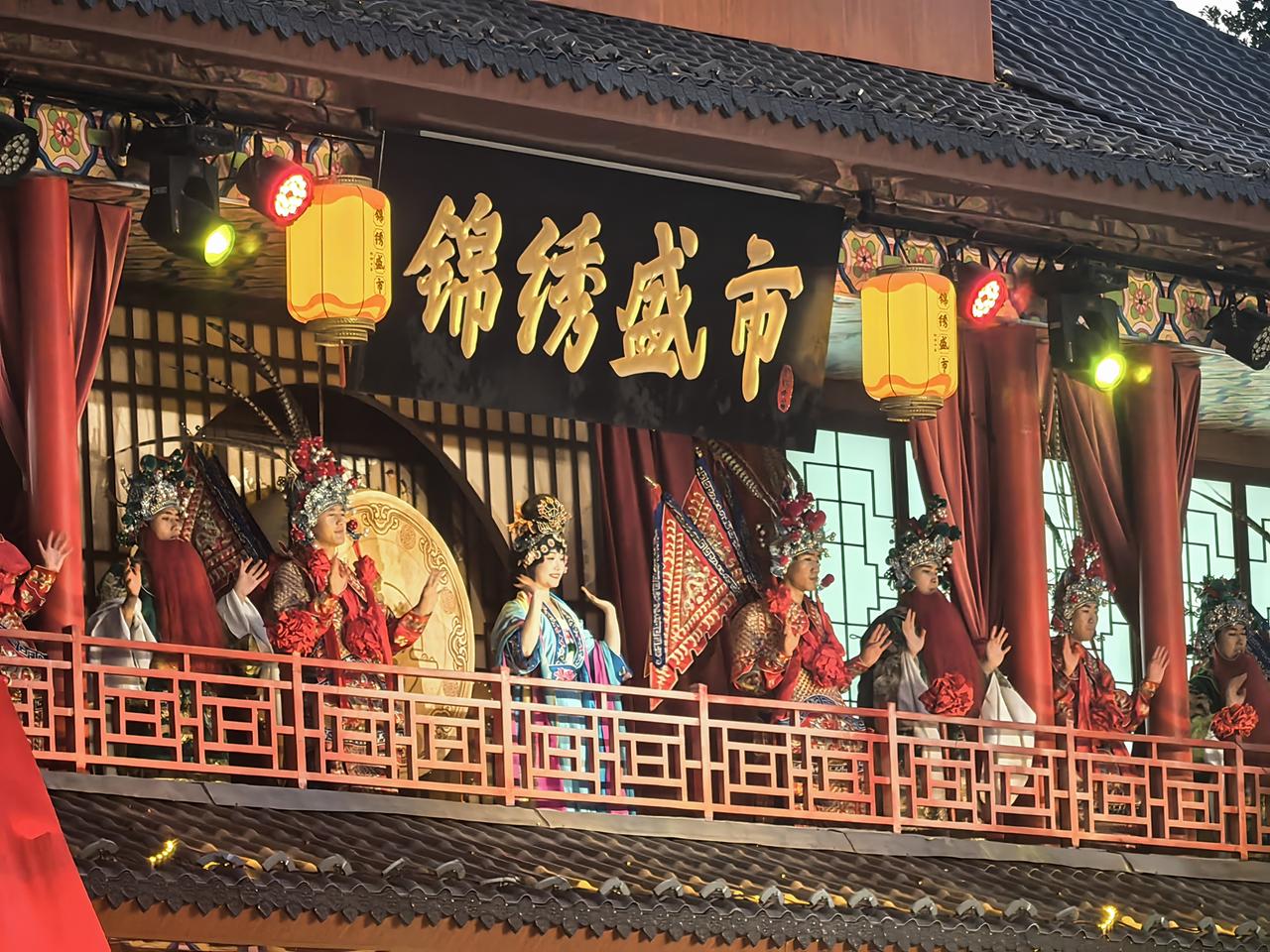 人山人海！最不解的是，4个小时的春晚很多人都不看，但各大景区几十分钟的表演，却硬