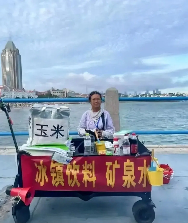 关于青岛救人的玉米大姨我有一种强烈的预感那就是，她摆摊卖的冰镇饮料、矿泉